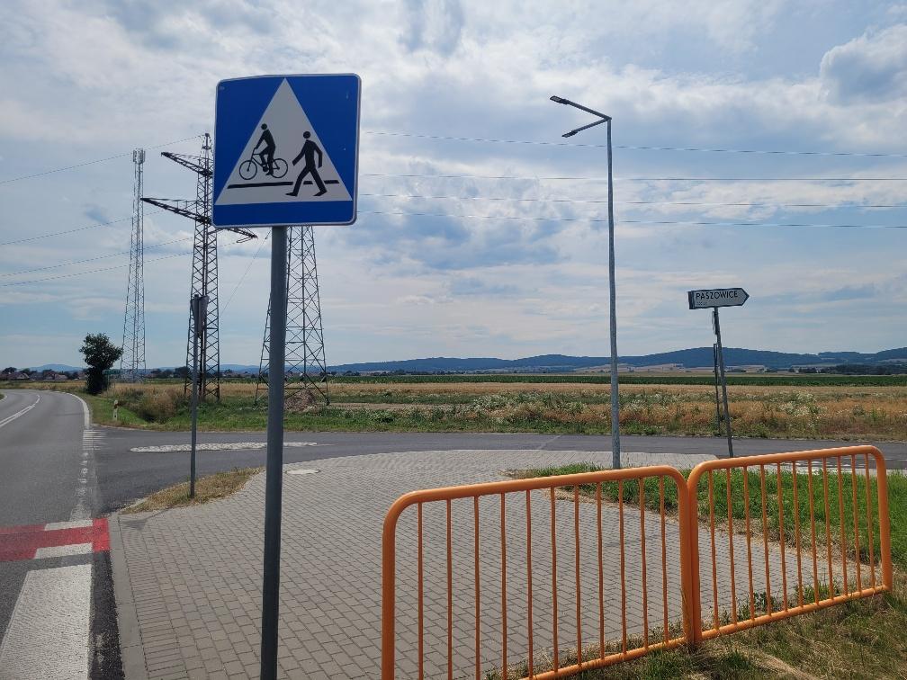 Niebezpieczna sprzeczność znaków w Paszowicach – apel mieszkanki