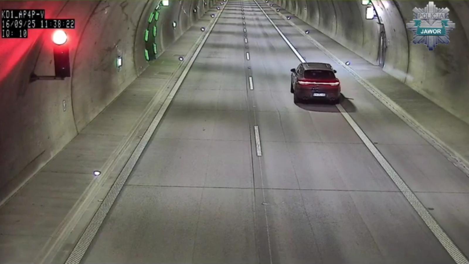 Niebezpieczne zawracanie w tunelu na S3. Zobacz nagranie