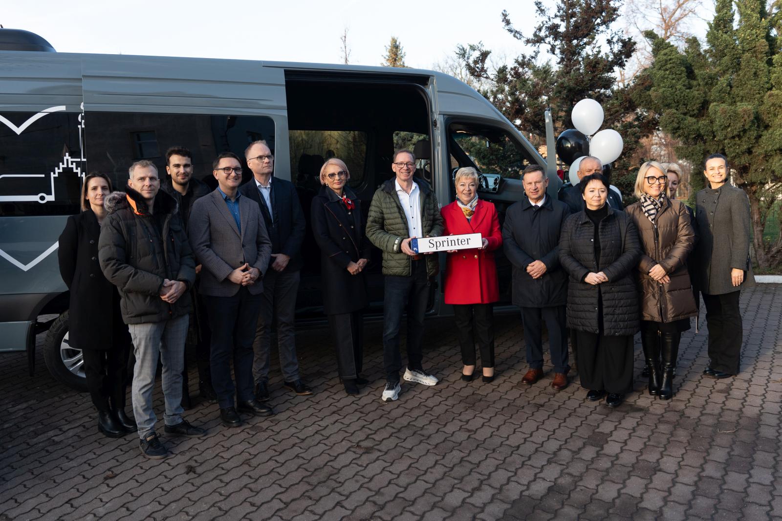 Dzieci z placówek opiekuńczo-wychowawczych powiatu jaworskiego dostały Mercedesa