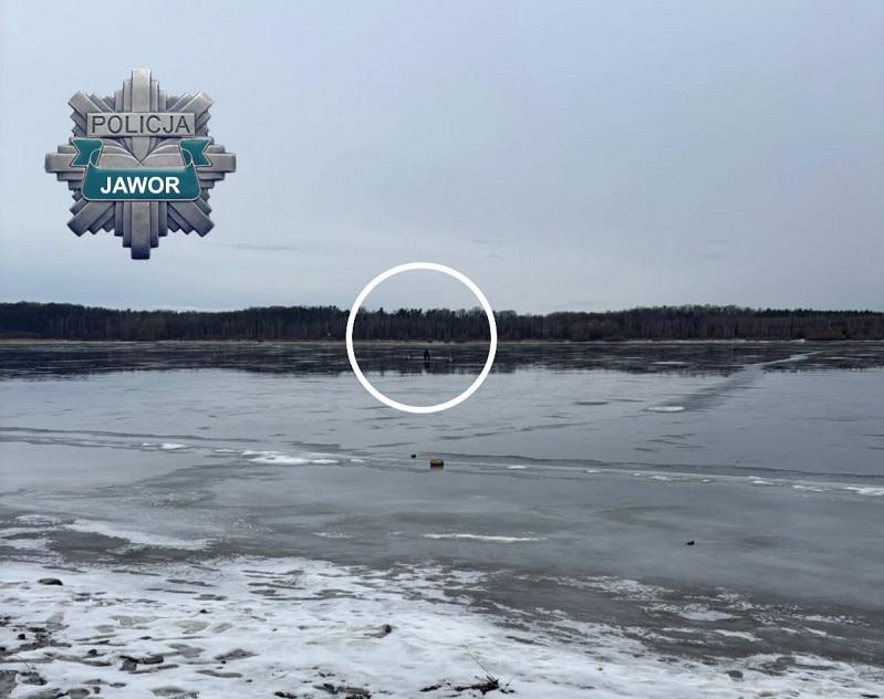 Niebezpieczne sceny nad zbiornikiem Słup. Wędkarze na cienkim lodzie, interwencja służb