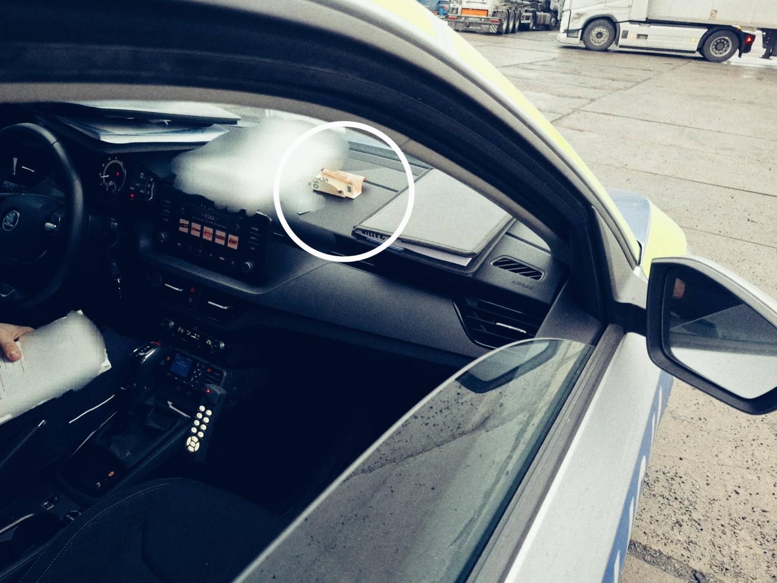 100 euro „na śniadanie” nie pomogło. Kierowca ciężarówki zatrzymany na A4 za próbę przekupstwa