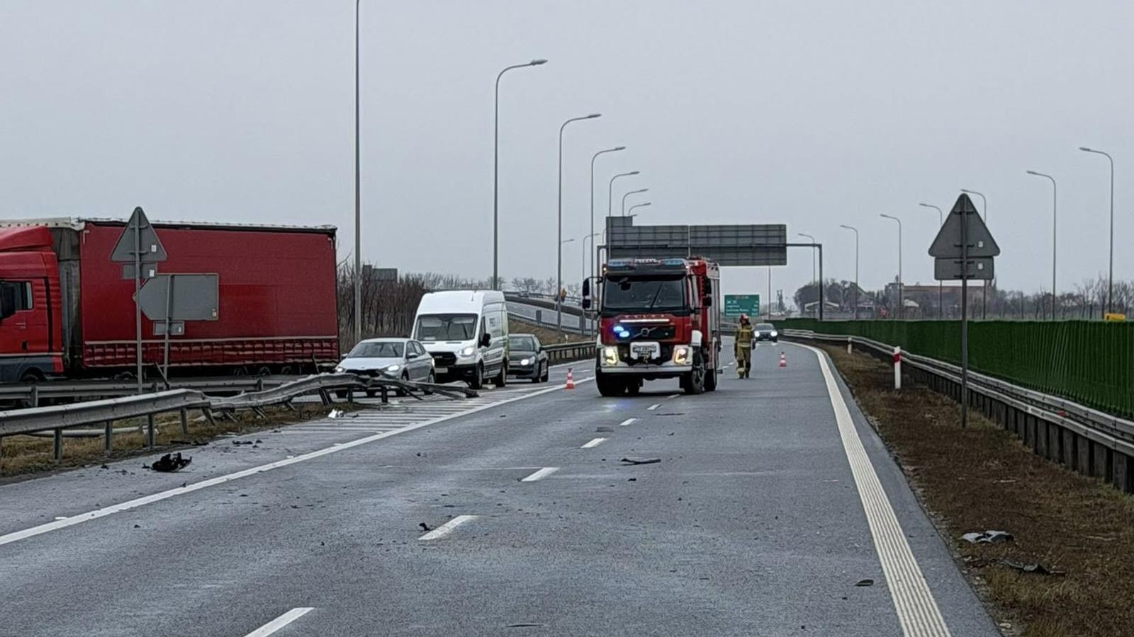 Wypadek na S3 przy zjeździe Jawor–Strzegom. Bus przewrócił się na bok