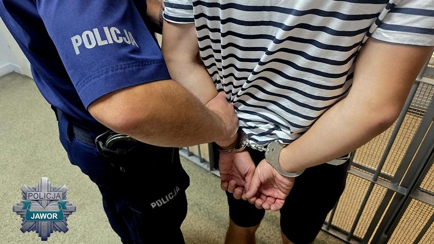 Przyjeżdżał do Jawora po... czekolady. 27-latek ukradł ich aż 96