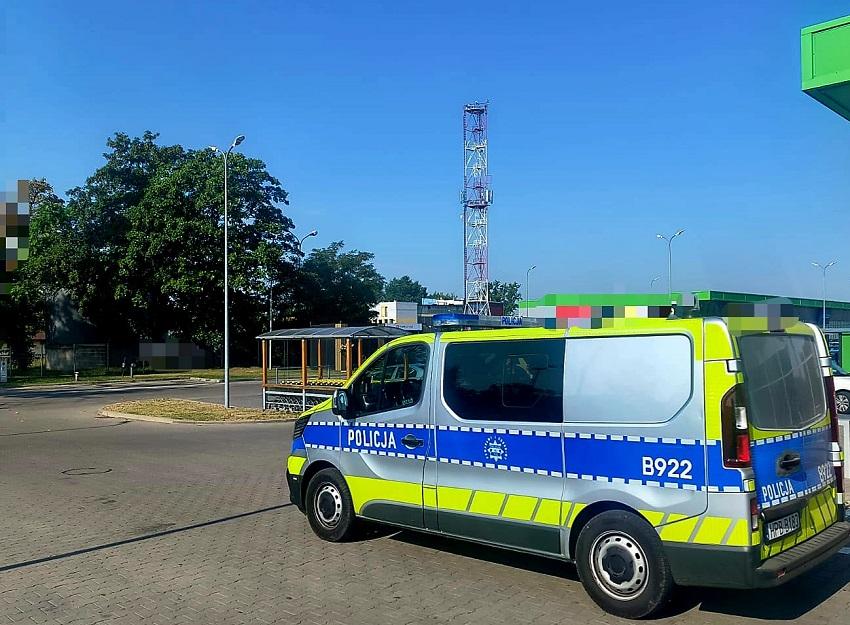 Ukrywał się za żywopłotem z łupem. Policjanci zatrzymali 38-latka