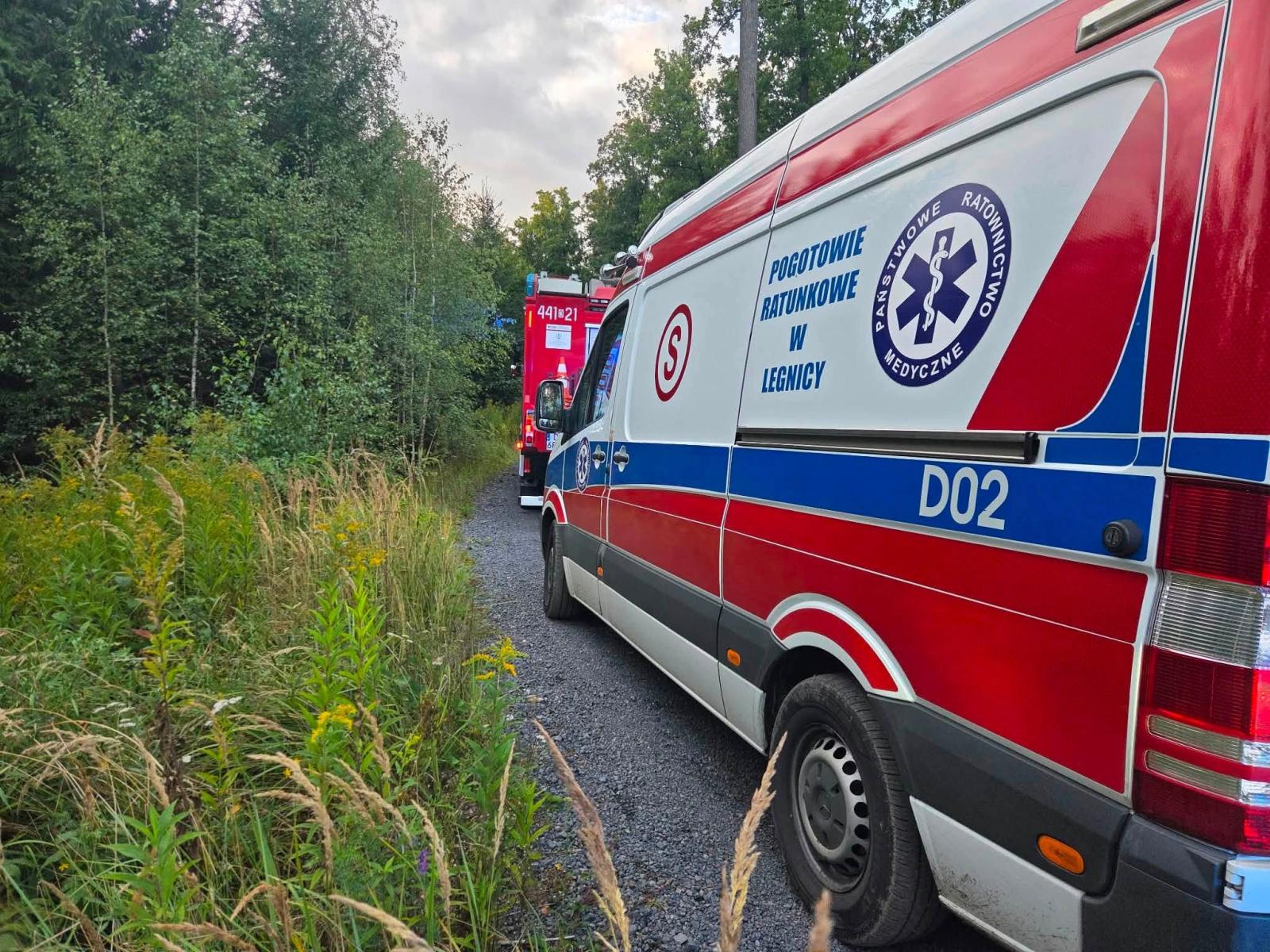 Wzorowy łańcuch przeżycia w lesie w Siedmicy. Strażacy i ratownicy uratowali życie młodego mężczyzny